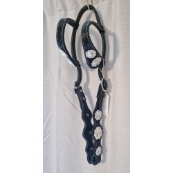 Svart showhodelag med hvite conchos