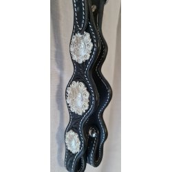 Svart showhodelag med hvite conchos