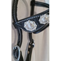 Svart showhodelag med hvite conchos